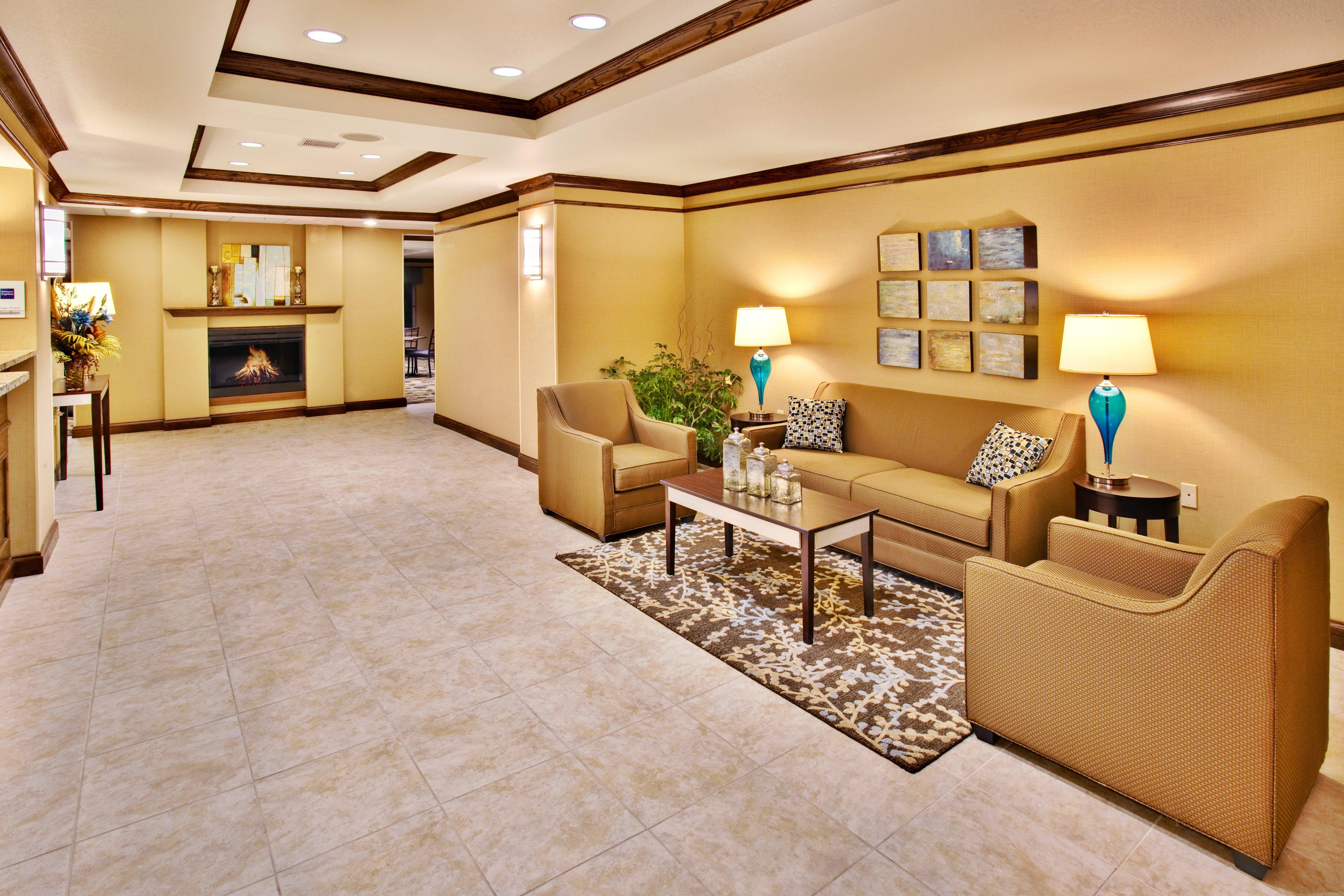 Holiday Inn Express Hotel & Suites - Dubuque West By Ihg Exterior foto